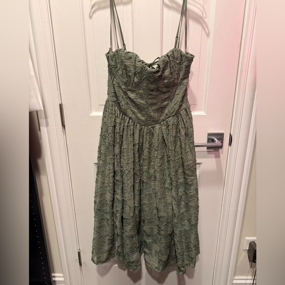 Jessica Simpson Elegant Green Lace-Up Dress